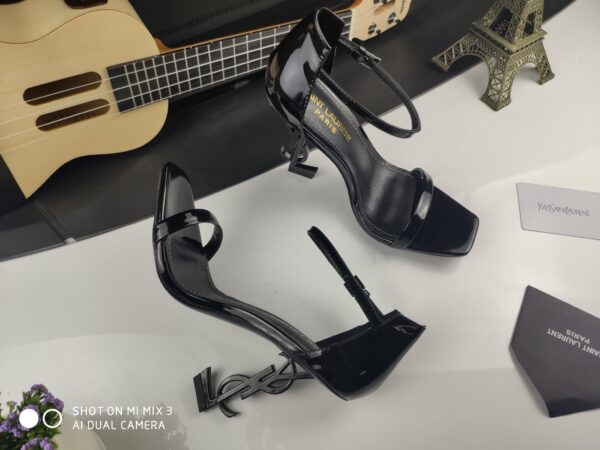 Yves Saint Laurent #32309 Fashionable Sandal
