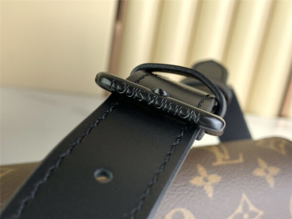 Louis Vuitton Montsouris Messenger PM Shoulder Bag - Image 3