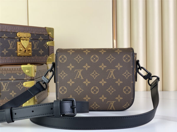 Louis Vuitton Montsouris Messenger PM Shoulder Bag - Image 7