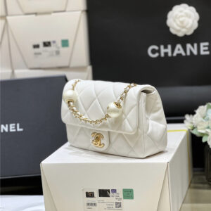 CC Logo Pearl Chain Bag