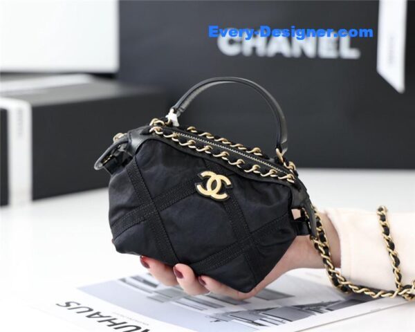 Chanel lightweight nylon shoulder bag - Image 2