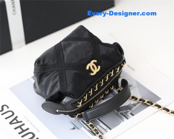 Chanel lightweight nylon shoulder bag - Image 3