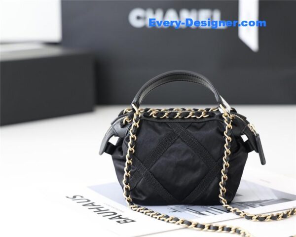 Chanel lightweight nylon shoulder bag - Image 4