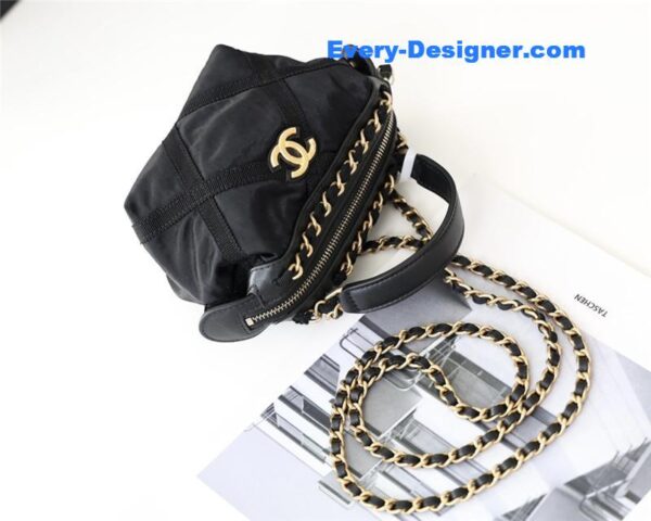 Chanel lightweight nylon shoulder bag - Image 5