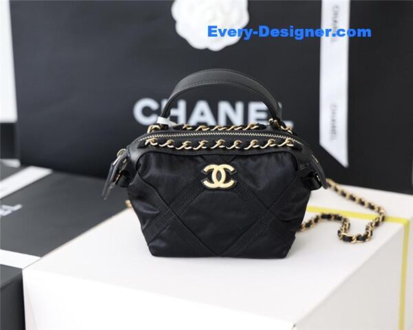 Chanel lightweight nylon shoulder bag - Image 7