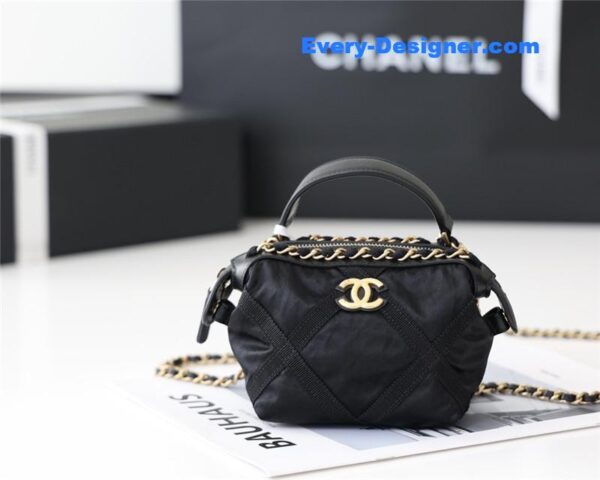 Chanel lightweight nylon shoulder bag - Image 8