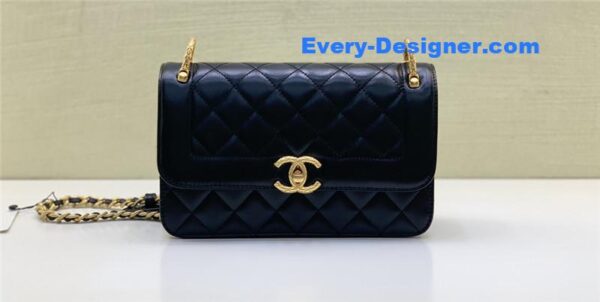 Chanel chain flap bag - Image 3