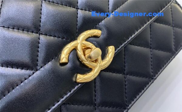 Chanel chain flap bag - Image 4
