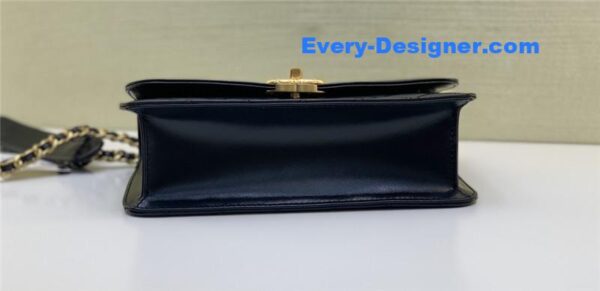 Chanel chain flap bag - Image 2
