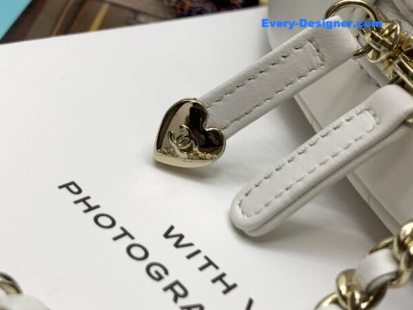 Chanel diamond heart-shaped chain bag - Image 7