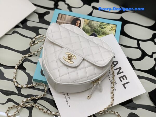 Chanel diamond heart-shaped chain bag - Image 8