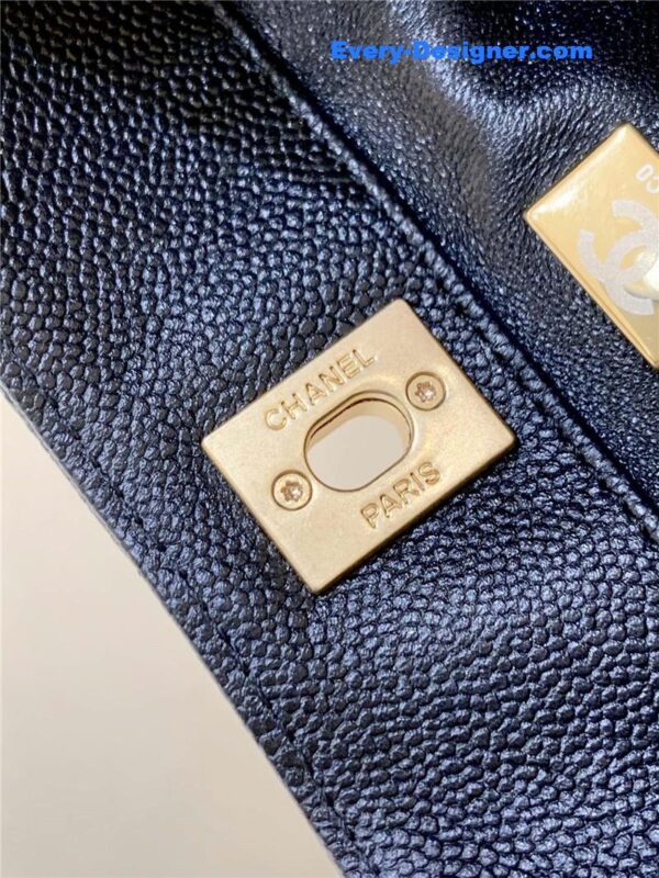 Chanel hobo bag with chain - Image 7