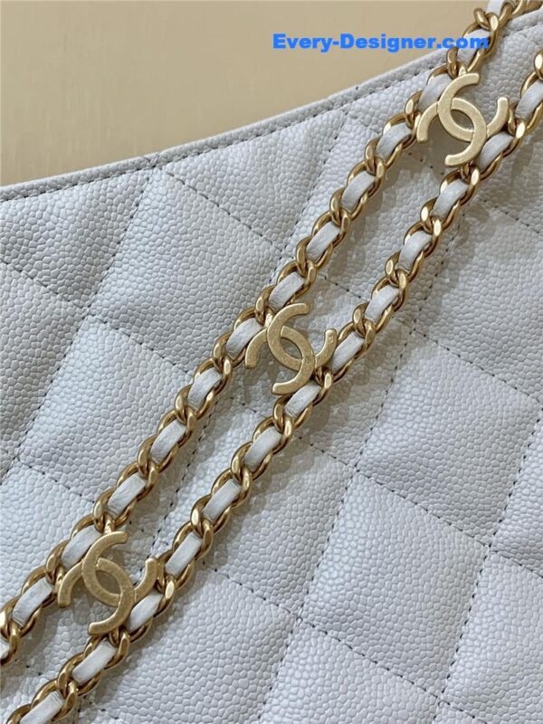 Chanel hobo bag with chain - Image 3