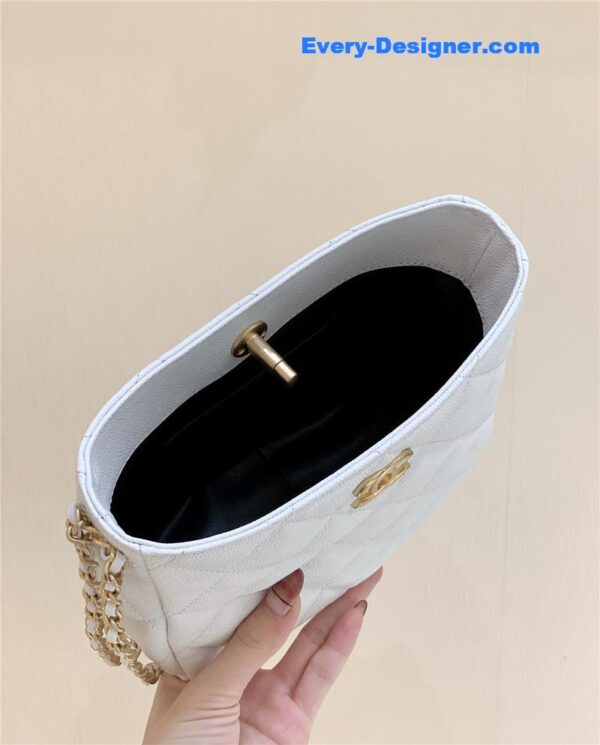 Chanel hobo bag with chain - Image 4