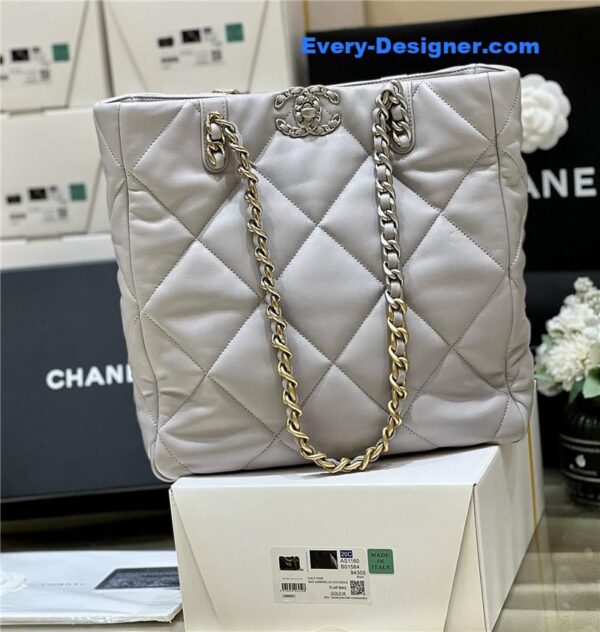 Chanel 19 tote shopping bag - Image 8