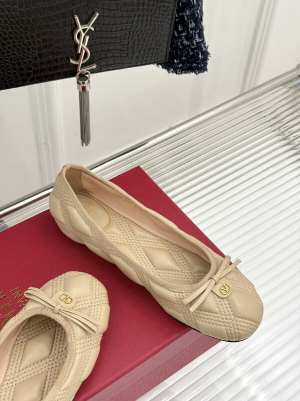 Valentino Garavani Quiltie 67 Ballerina Flats Beige - Image 5