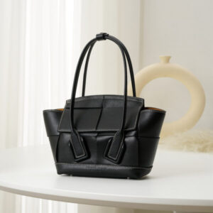 bottega veneta arco mini leather tote