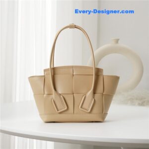 bottega veneta arco mini leather tote